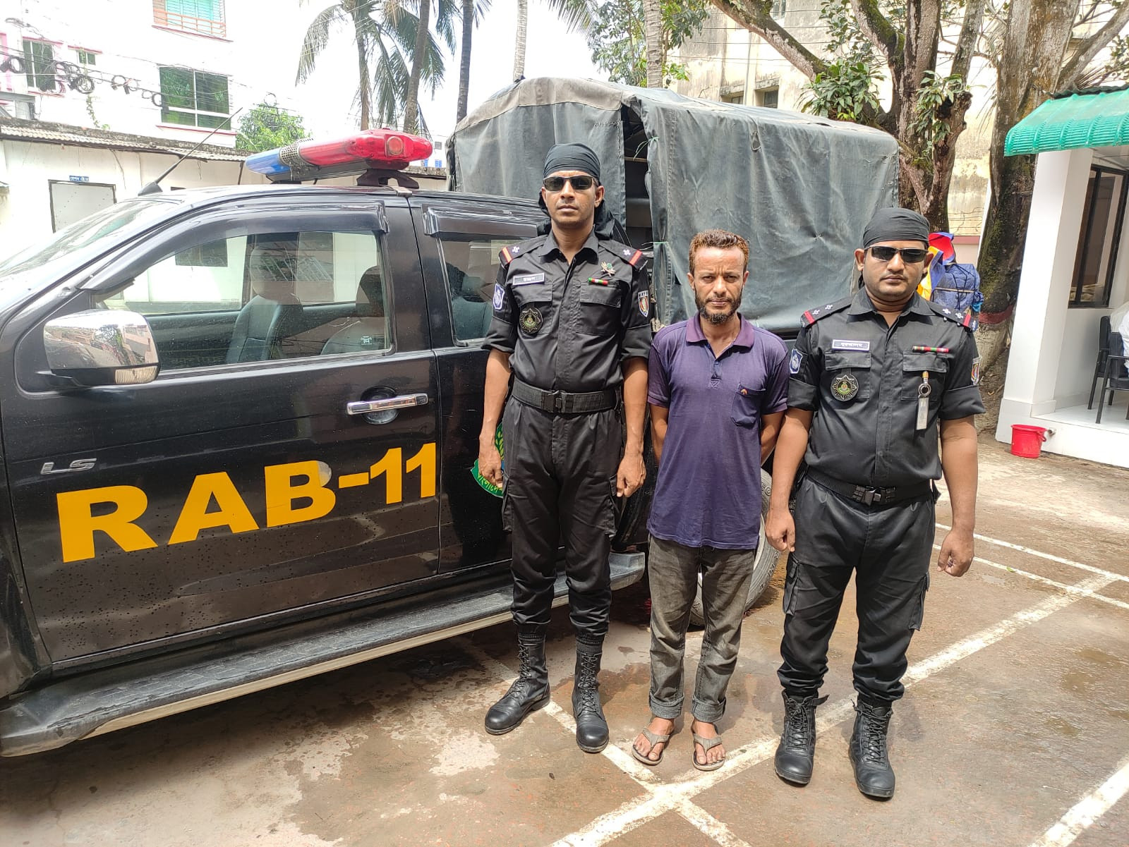 ১০৪০ পিস ইয়াবা ট্যাবলেট ও নগদ অর্থসহ মাদক ব্যবসায়ী গ্রেফতার